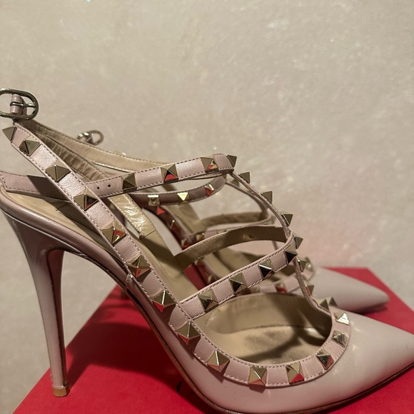 Valentino Garavani Shoes - PATENT ROCKSTUD CAGED PUMP 100MM
$ 1,190.00